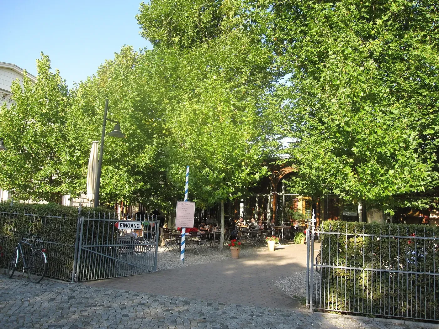 Entrance to the beer garden and brewery of the Bayerischer Bahnhof